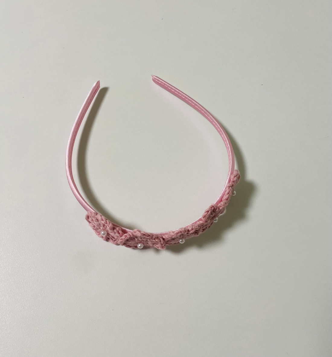 Bentiță cu flori croșetate si perle aplicate .   - îmbrăcăminte și modă - accesorii păr - cordeluțe - Artynos.ro