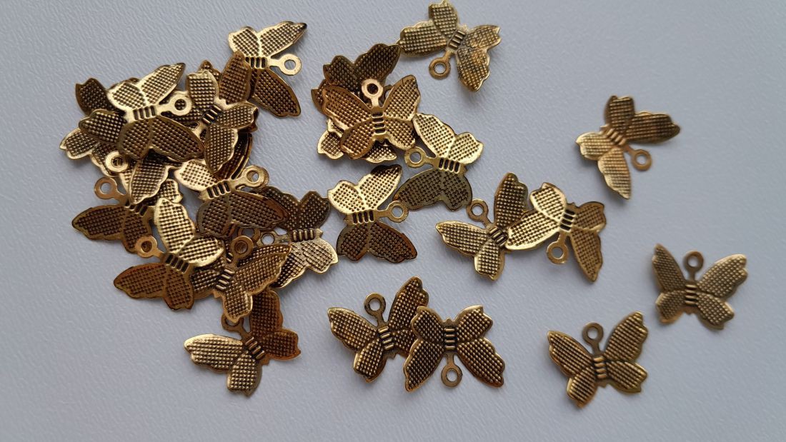 Pandantiv fluture metalic subțire - 11x14mm - 10 bucăți / pachet - culoare aur antic - - Artynos.ro Pandantiv fluture metalic subțire - 11x14mm - 10 bucăți / pachet - culoare aur antic - - Artynos.ro