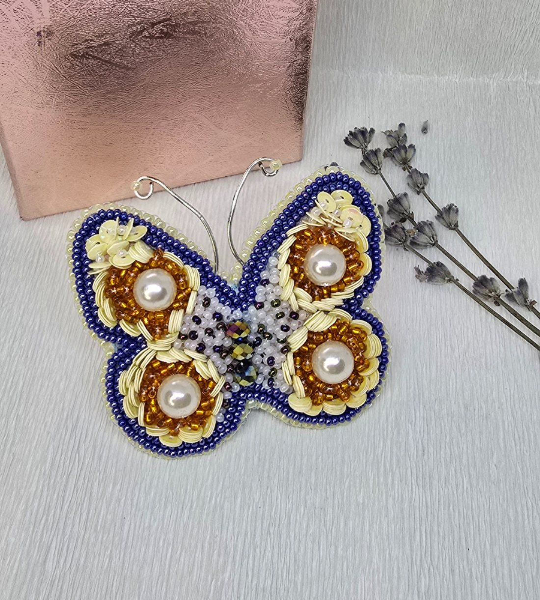 Broșă handmade  Celestial Pearl Butterfly - bijuterii - broșă, insigne - insigne - Artynos.ro