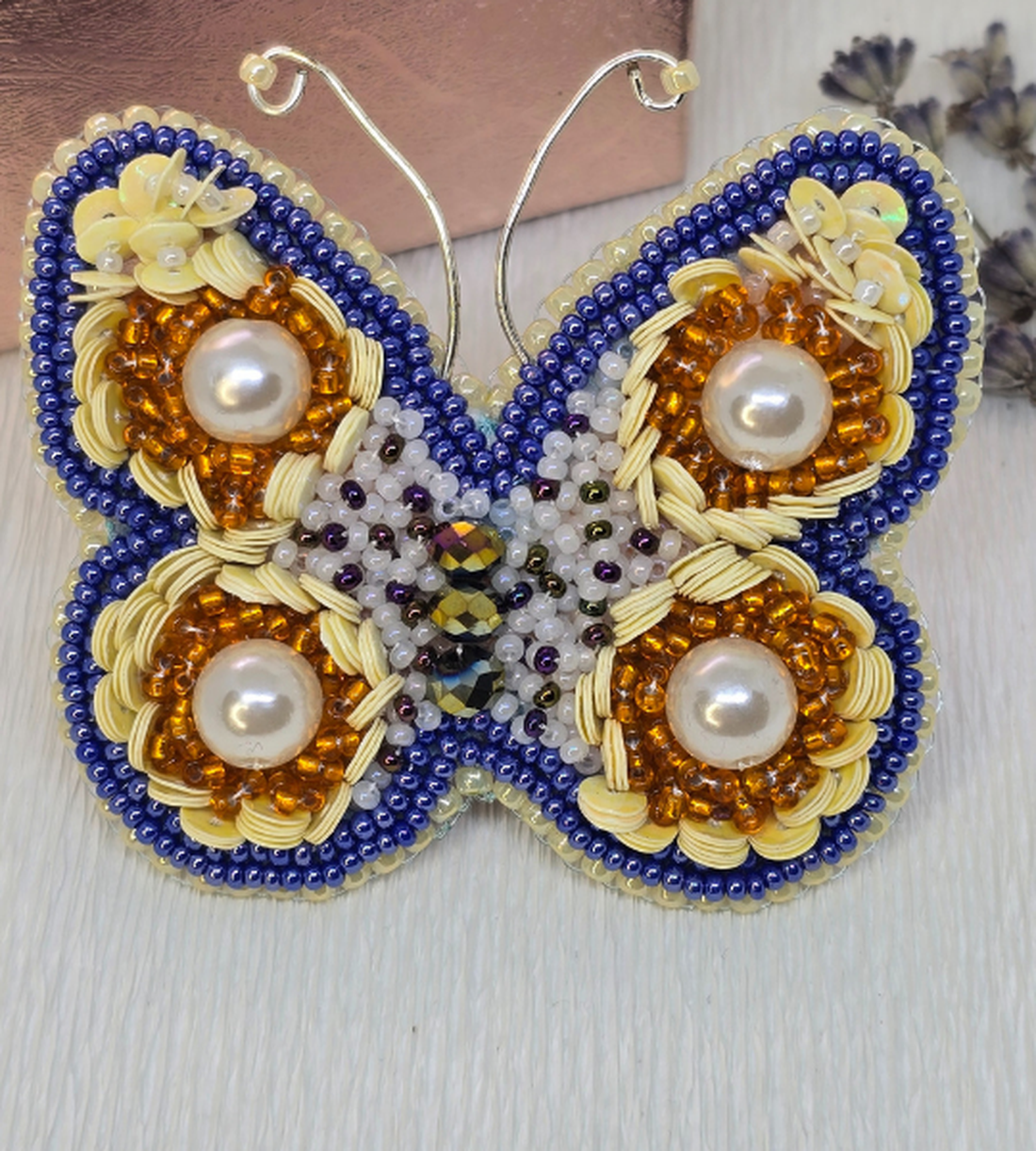 Broșă handmade  Celestial Pearl Butterfly - bijuterii - broșă, insigne - insigne - Artynos.ro