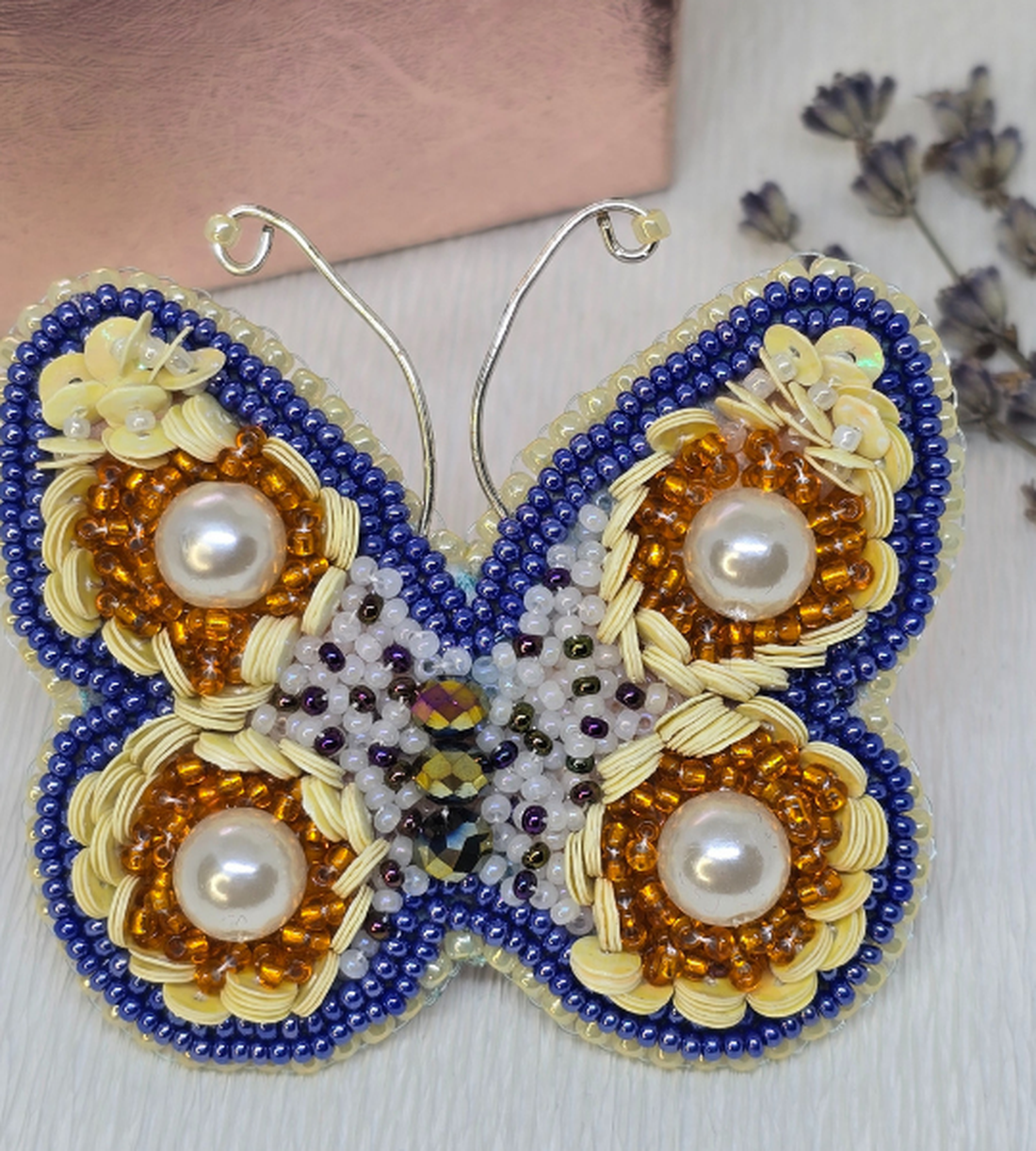 Broșă handmade  Celestial Pearl Butterfly - bijuterii - broșă, insigne - insigne - Artynos.ro