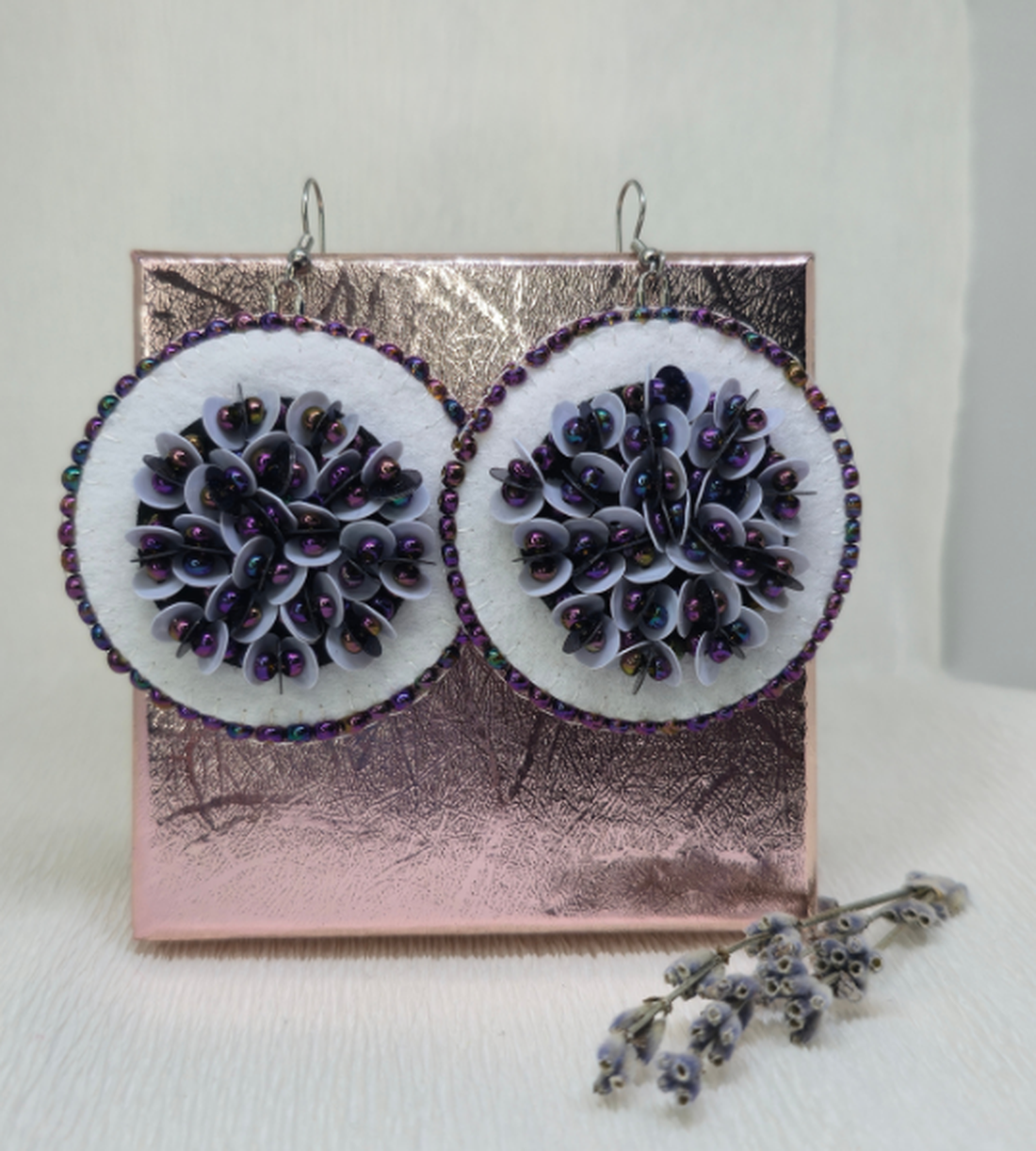 Cercei Magie Mov handmade cu paiete - bijuterii - cercei - Artynos.ro Cercei Magie Mov handmade cu paiete - bijuterii - cercei - Artynos.ro