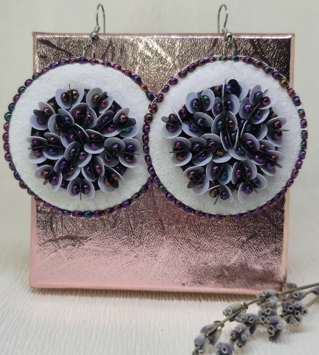 Cercei Magie Mov handmade cu paiete - bijuterii - cercei - Artynos.ro Cercei Magie Mov handmade cu paiete - bijuterii - cercei - Artynos.ro