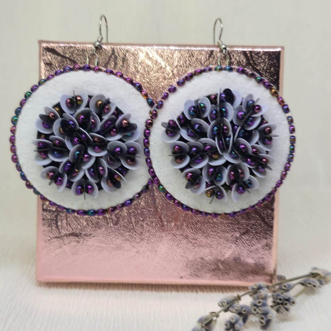 Cercei Magie Mov handmade cu paiete - bijuterii - cercei - Artynos.ro Cercei Magie Mov handmade cu paiete - bijuterii - cercei - Artynos.ro
