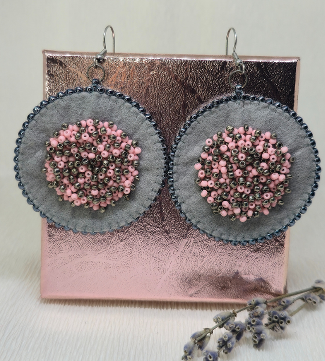 Cercei Handmade Statement și Delicați - bijuterii - cercei - Artynos.ro Cercei Handmade Statement și Delicați - bijuterii - cercei - Artynos.ro