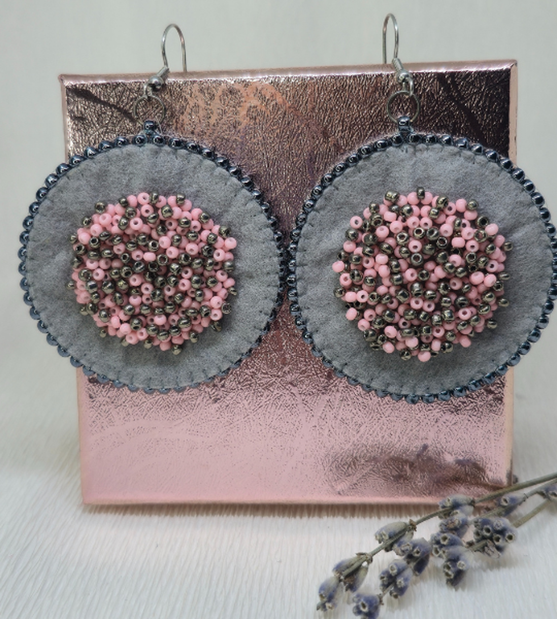 Cercei Handmade Statement și Delicați - bijuterii - cercei - Artynos.ro Cercei Handmade Statement și Delicați - bijuterii - cercei - Artynos.ro