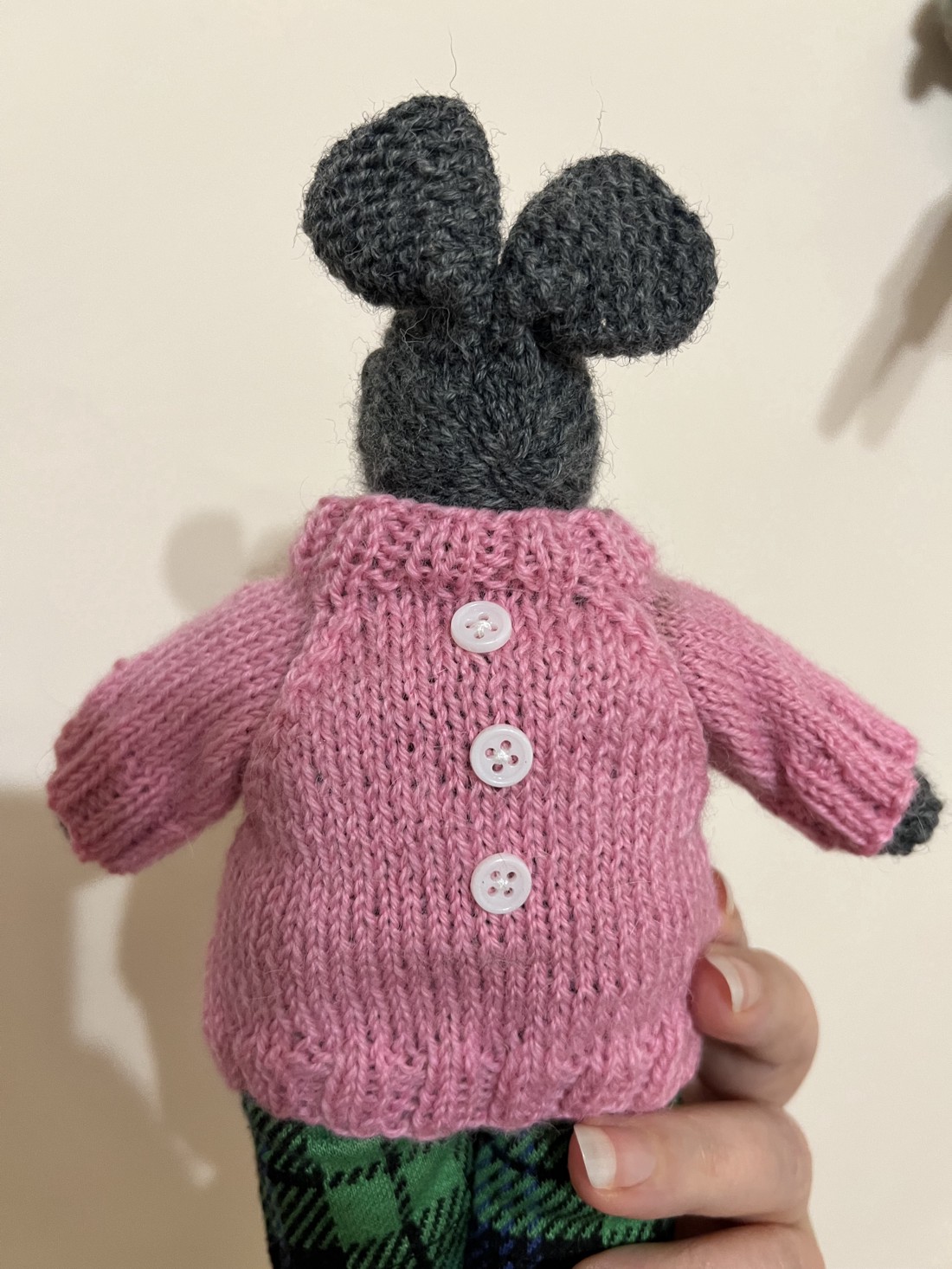 Iepuraș de Paște tricotat manual � 23 cm - jucării și echipamente pentru copii - plușuri - iepure de pluș - Artynos.ro