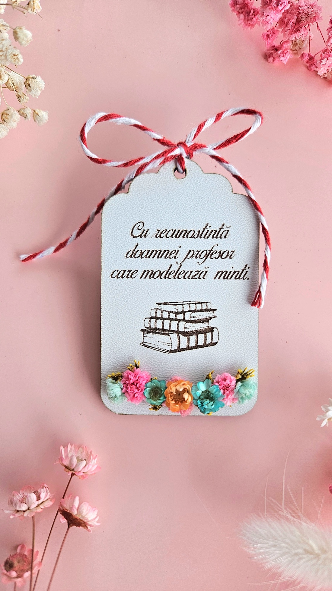 Broșă mărțișor doamna Educatoare/Învățătoare/Profesoara - bijuterii - mărțișor - Artynos.ro