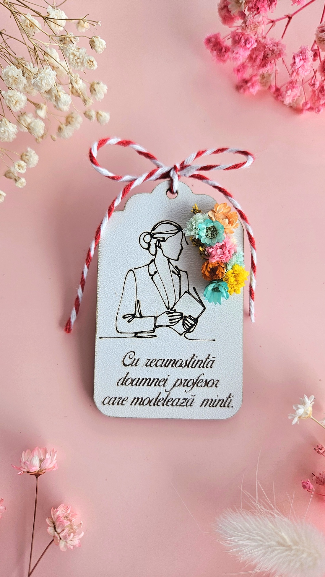 Broșă mărțișor doamna Educatoare/Învățătoare/Profesoara - bijuterii - mărțișor - Artynos.ro