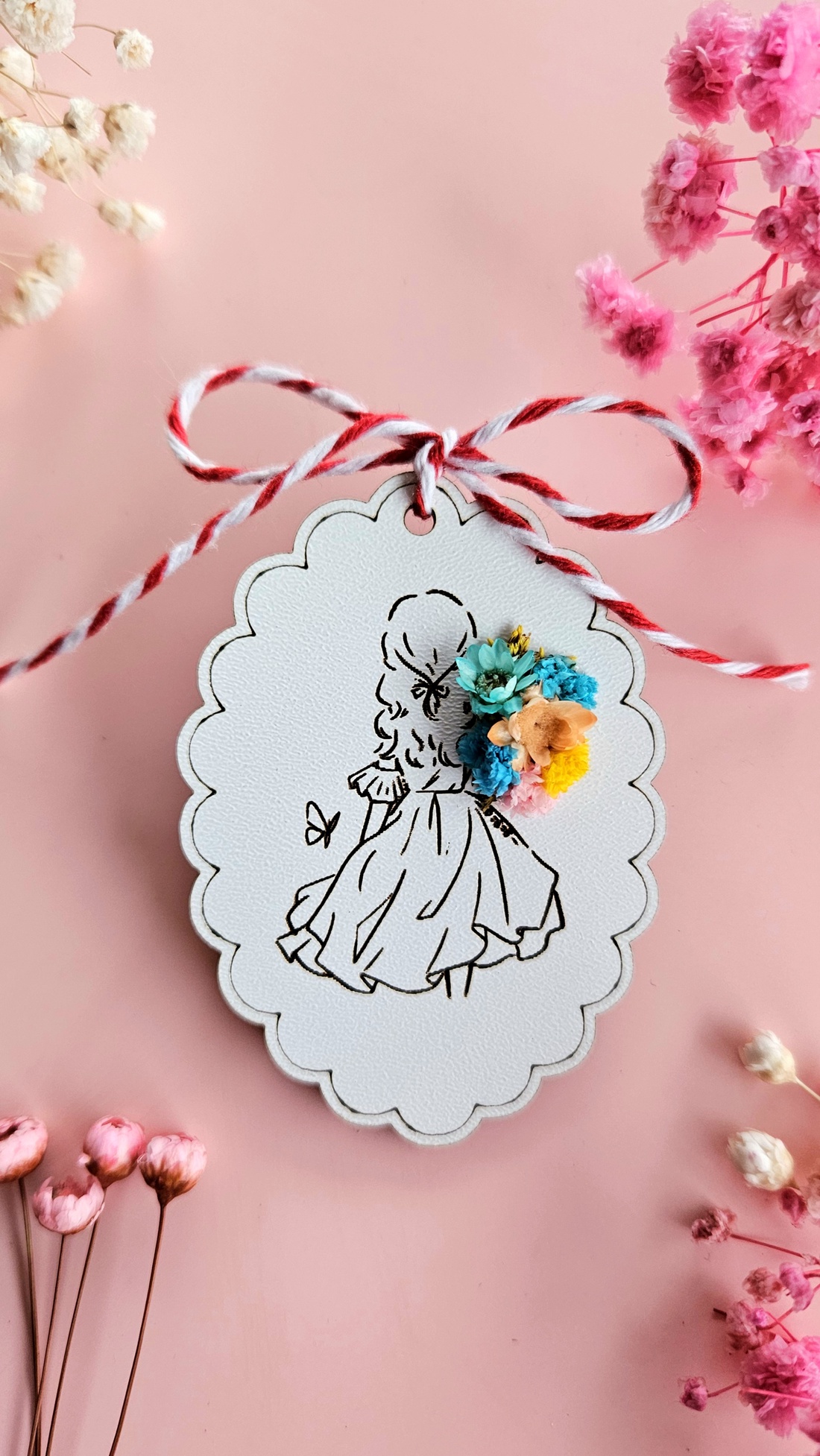 Broșă mărțișor Fata cu flori - bijuterii - mărțișor - Artynos.ro