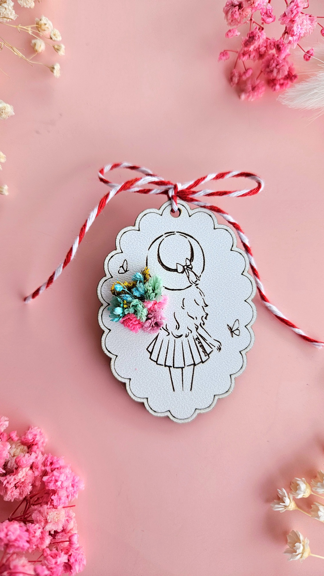 Broșă mărțișor Fata cu flori - bijuterii - mărțișor - Artynos.ro