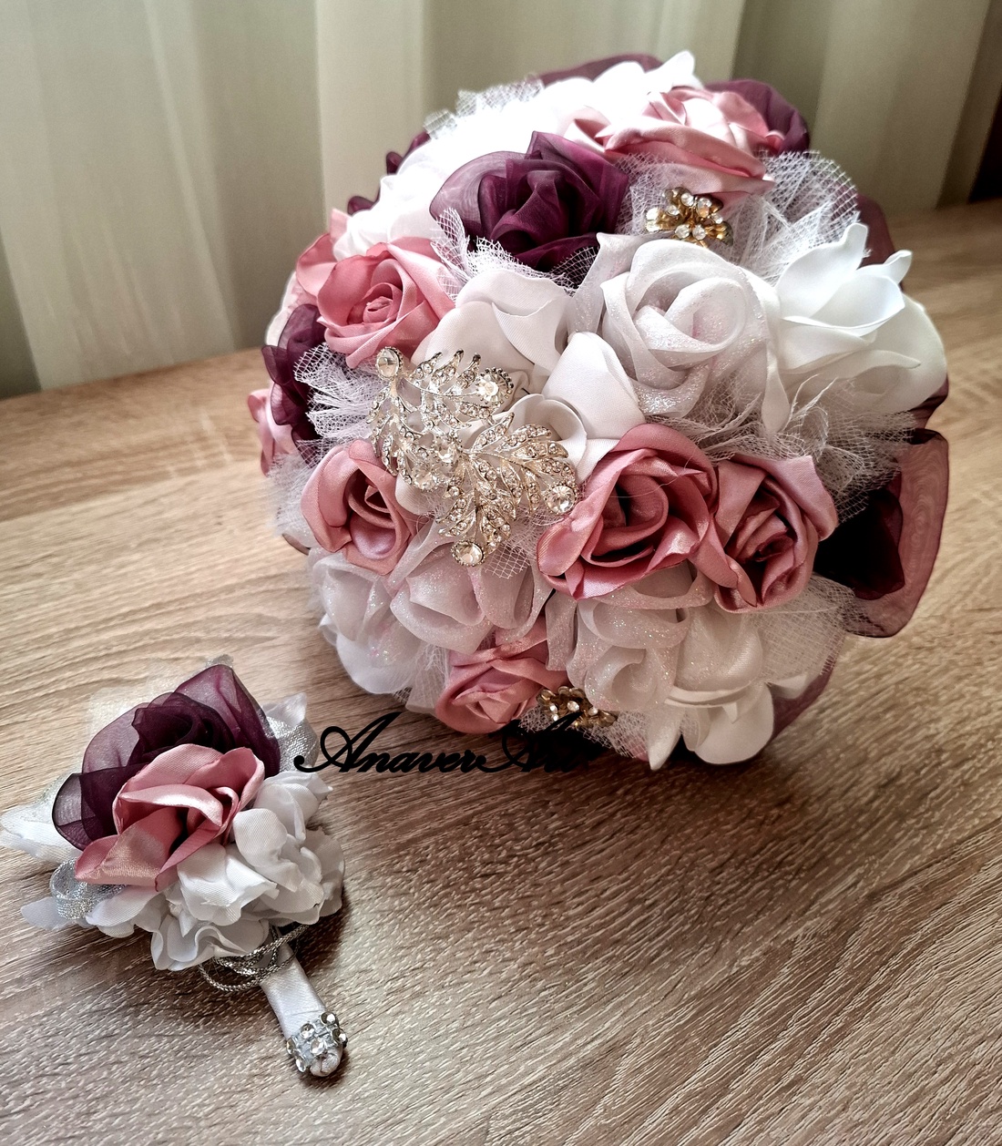Buchet de mireasa cu cocarda mire - accesorii nuntă - buchet mireasă - Artynos.ro Buchet de mireasa cu cocarda mire - accesorii nuntă - buchet mireasă - Artynos.ro