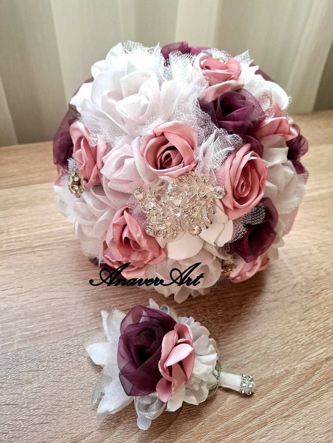 Buchet de mireasa cu cocarda mire - accesorii nuntă - buchet mireasă - Artynos.ro Buchet de mireasa cu cocarda mire - accesorii nuntă - buchet mireasă - Artynos.ro
