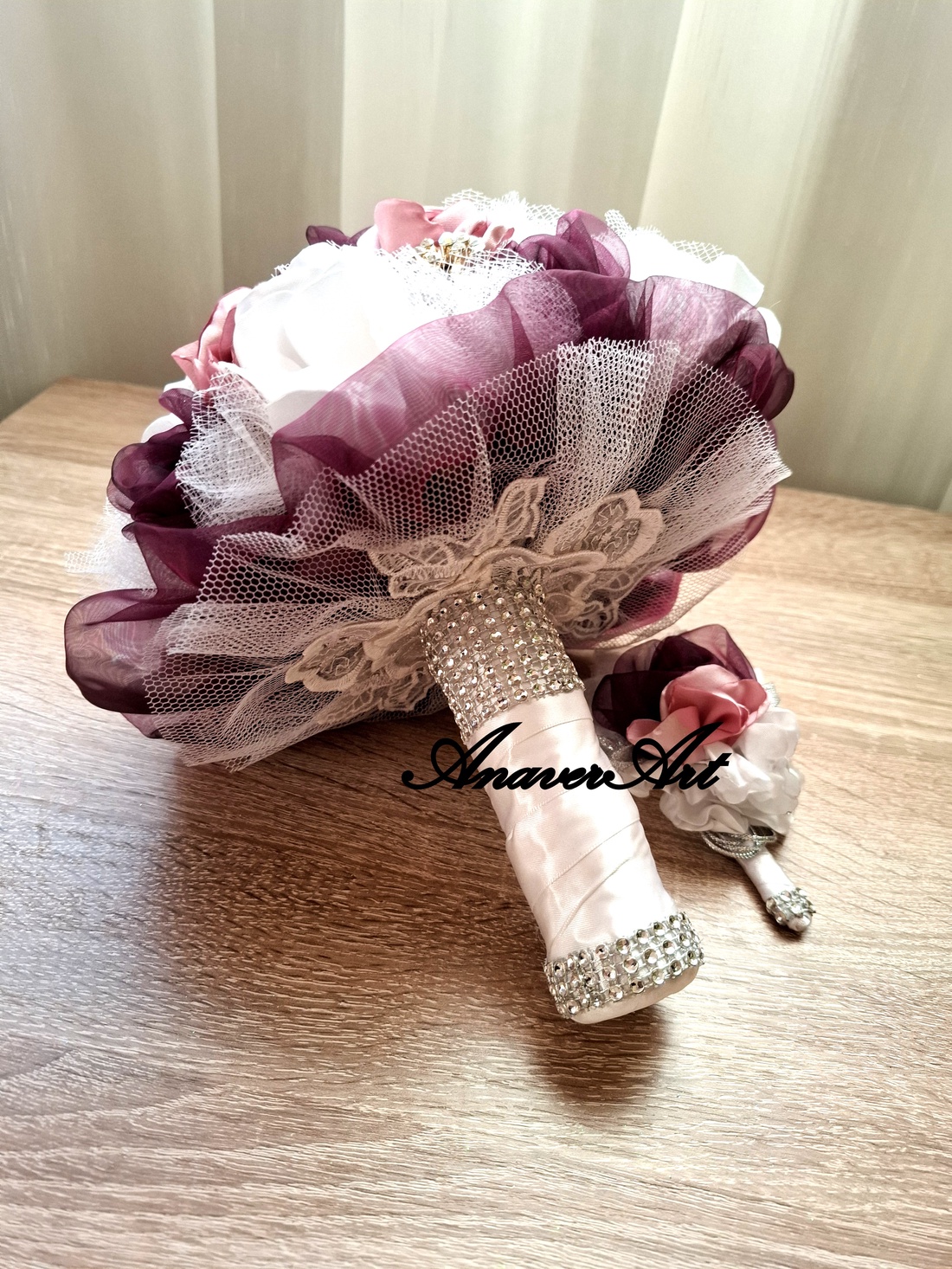 Buchet de mireasa cu cocarda mire - accesorii nuntă - buchet mireasă - Artynos.ro Buchet de mireasa cu cocarda mire - accesorii nuntă - buchet mireasă - Artynos.ro