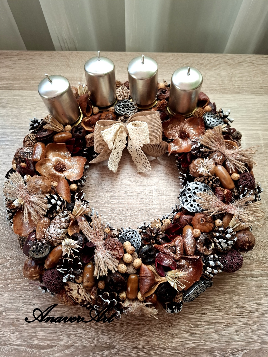 Aranjament de Craciun cu lumanari Coronita de Advent - crăciun - decorațiuni de crăciun de casă - decor pentru masă de crăciun - Artynos.ro Aranjament de Craciun cu lumanari Coronita de Advent - crăciun - decorațiuni de crăciun de casă - decor pentru masă de crăciun - Artynos.ro