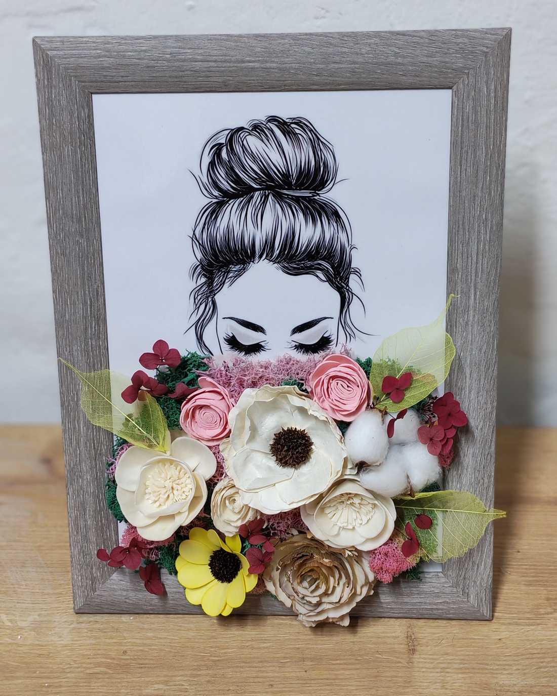 Tablou decorativ handmade � siluetă feminină cu buchet din licheni stabilizați, flori uscate și lemn (26 x 34 cm) - casă & stil de viață - decorațiuni de casă - decorațiuni de pereți - tablou cu licheni - Artynos.ro