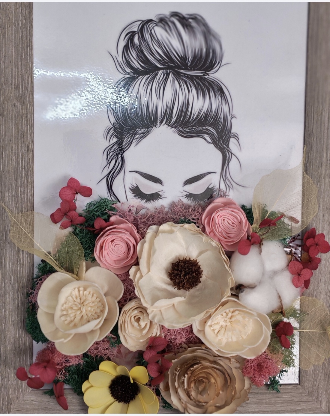 Tablou decorativ handmade � siluetă feminină cu buchet din licheni stabilizați, flori uscate și lemn (26 x 34 cm) - casă & stil de viață - decorațiuni de casă - decorațiuni de pereți - tablou cu licheni - Artynos.ro