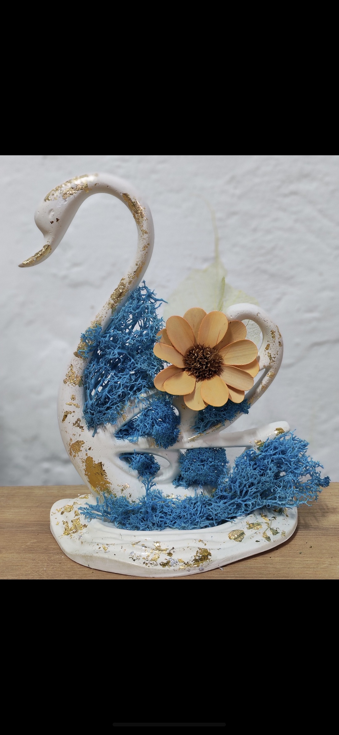 Lebădă decorativă handmade din praf ceramic cu licheni stabilizați și flori din lemn � decorațiune unicat - arte vizuale și accesorii  - sculptură - sculpturi și figurine din ceramică - Artynos.ro