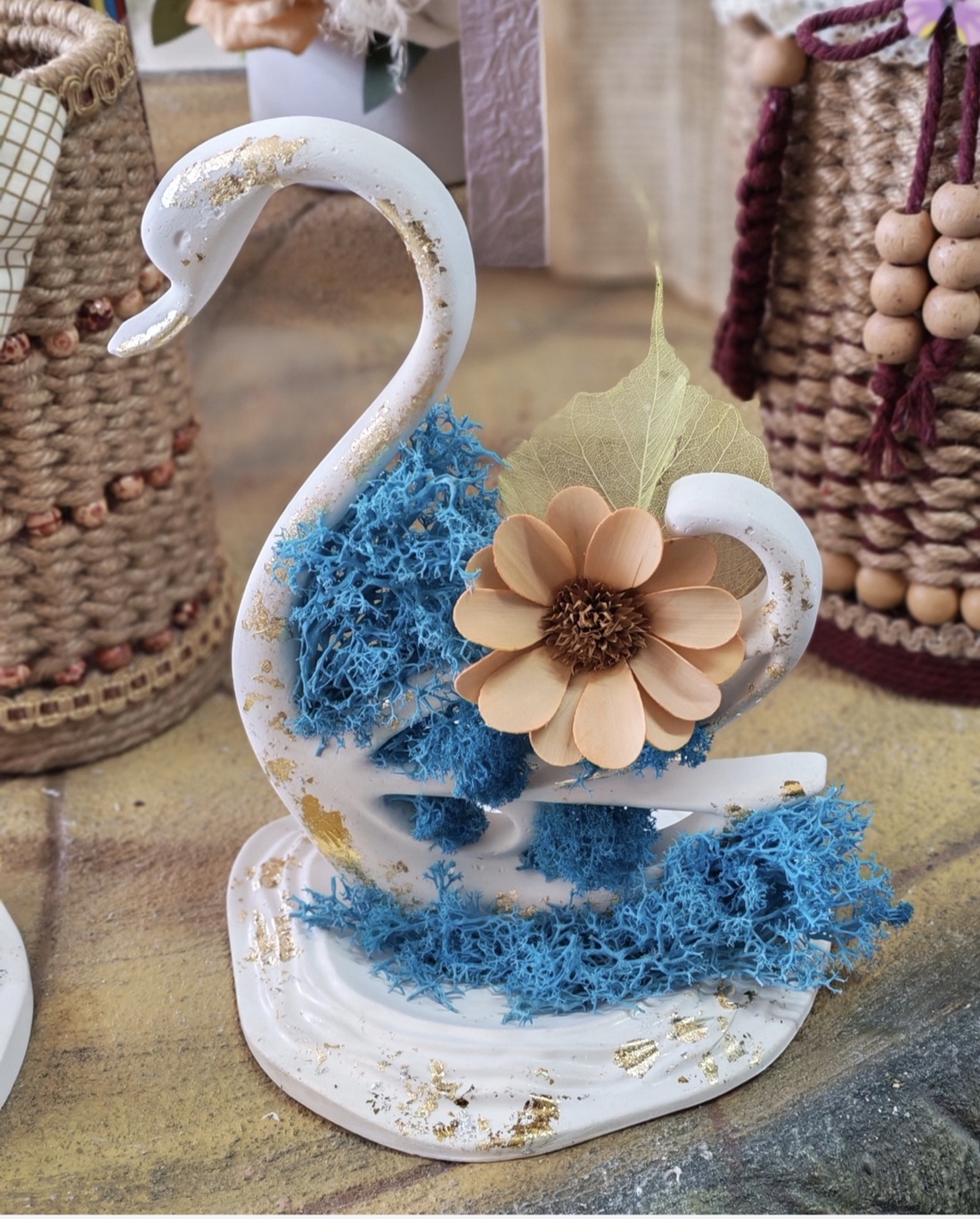 Lebădă decorativă handmade din praf ceramic cu licheni stabilizați și flori din lemn � decorațiune unicat - arte vizuale și accesorii  - sculptură - sculpturi și figurine din ceramică - Artynos.ro