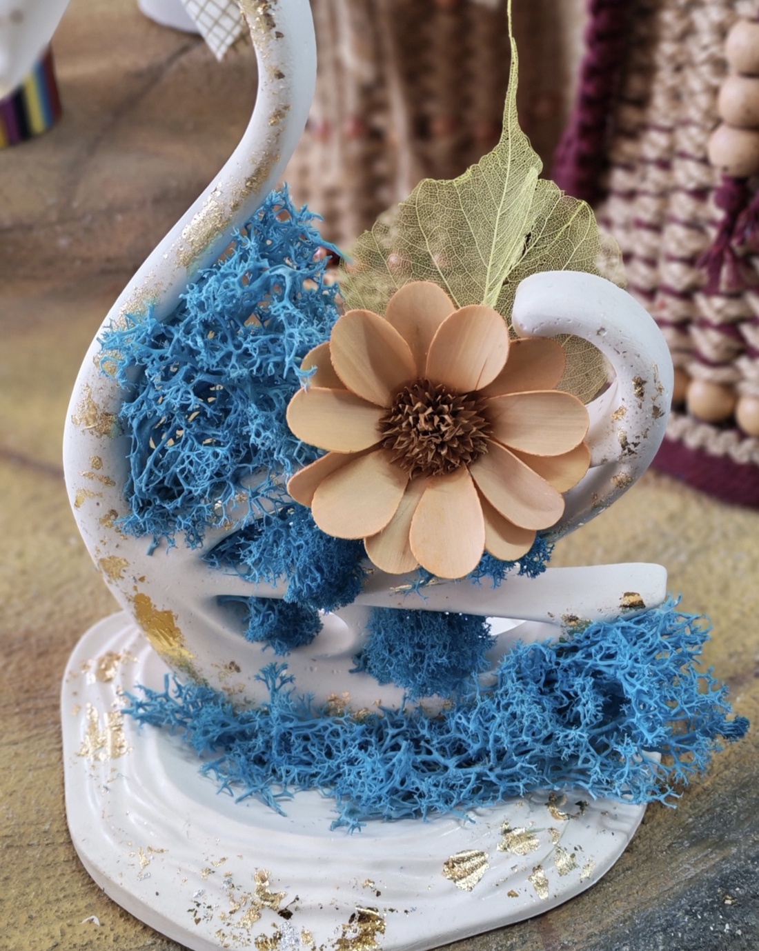 Lebădă decorativă handmade din praf ceramic cu licheni stabilizați și flori din lemn � decorațiune unicat - arte vizuale și accesorii  - sculptură - sculpturi și figurine din ceramică - Artynos.ro