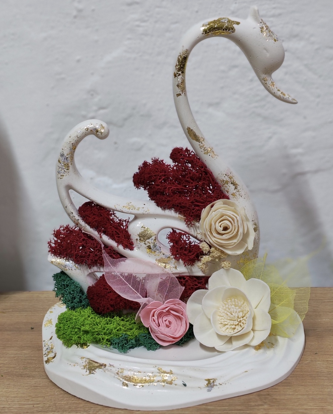 Lebădă decorativă din ceramică cu licheni roșii si flori uscate� decor handmade natural - arte vizuale și accesorii  - sculptură - sculpturi și figurine din ceramică - Artynos.ro