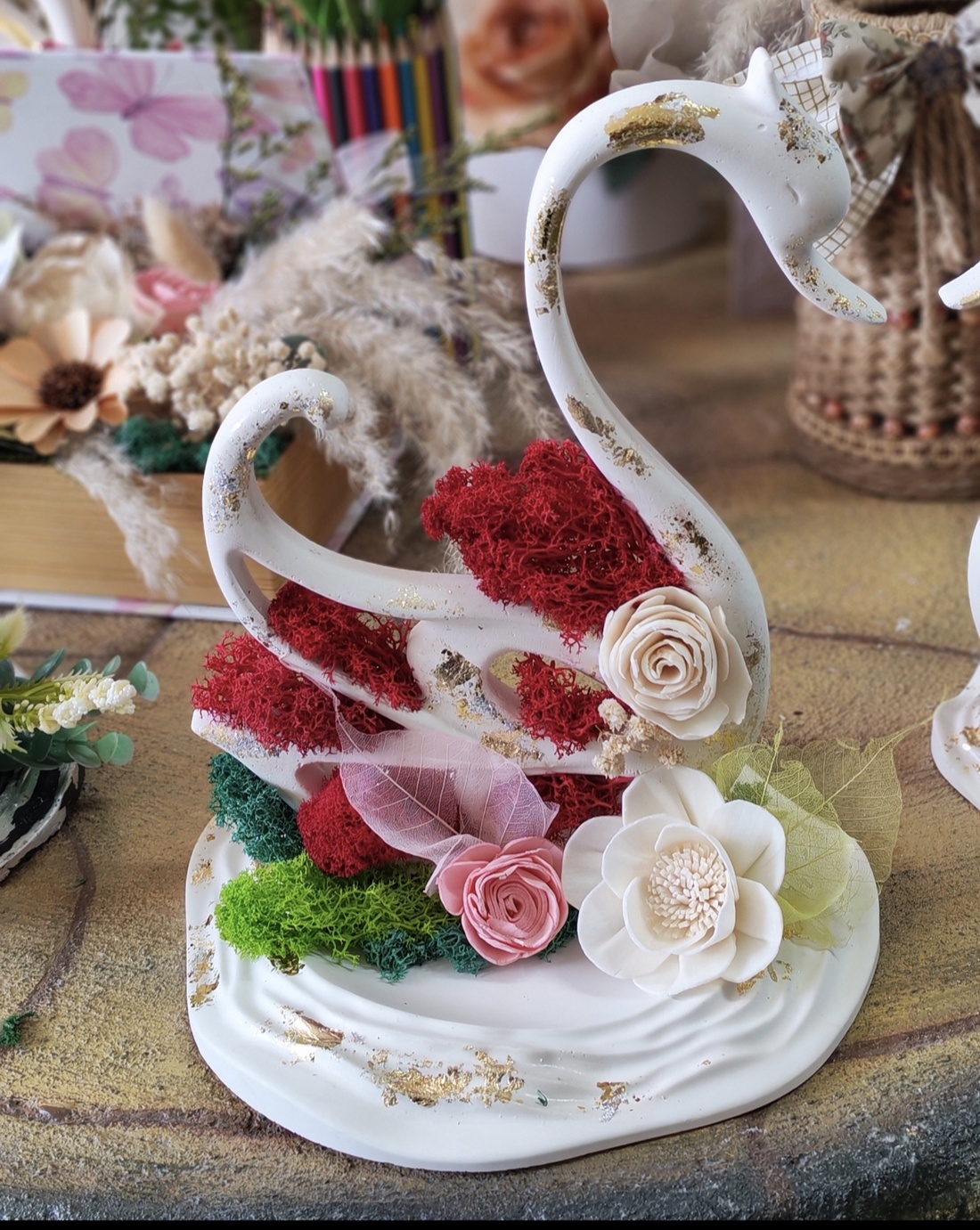 Lebădă decorativă din ceramică cu licheni roșii si flori uscate� decor handmade natural - arte vizuale și accesorii  - sculptură - sculpturi și figurine din ceramică - Artynos.ro