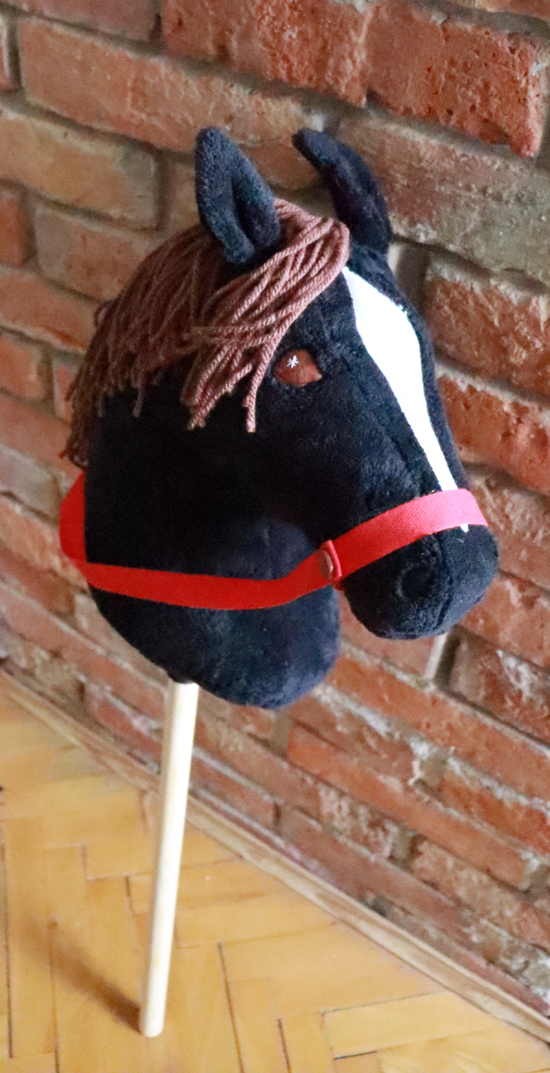Ebony, calul trestiei. Hobby horse - jucării și echipamente pentru copii - jocuri de rol - Artynos.ro Ebony, calul trestiei. Hobby horse - jucării și echipamente pentru copii - jocuri de rol - Artynos.ro