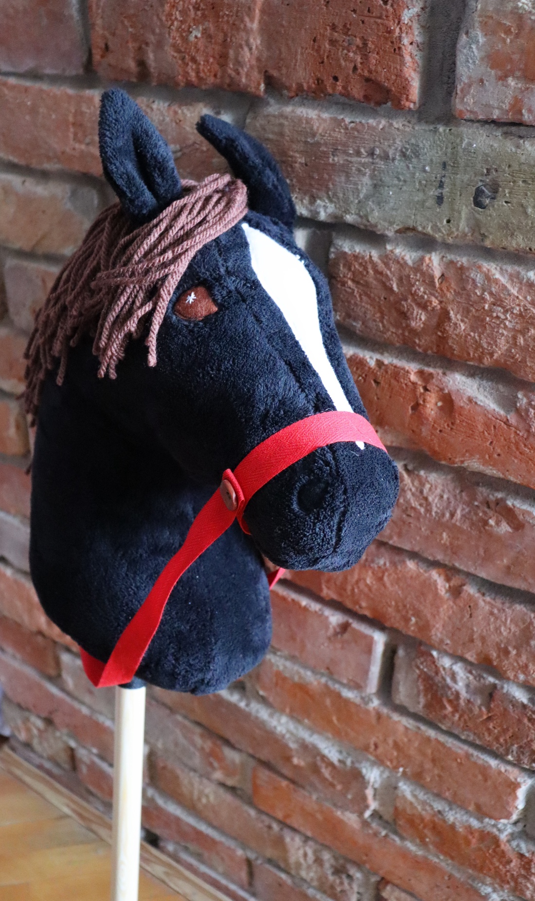 Ebony, calul trestiei. Hobby horse - jucării și echipamente pentru copii - jocuri de rol - Artynos.ro Ebony, calul trestiei. Hobby horse - jucării și echipamente pentru copii - jocuri de rol - Artynos.ro