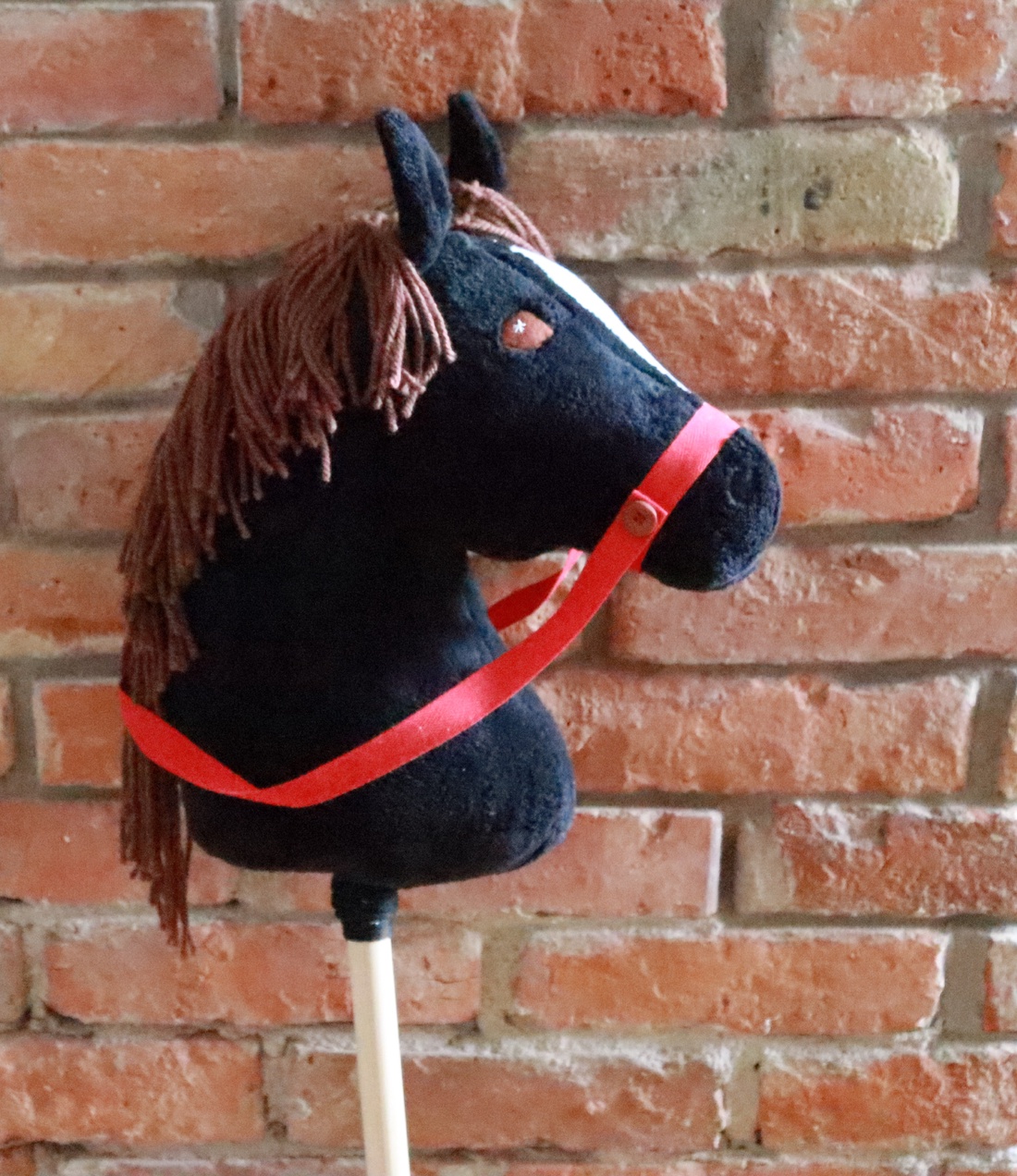 Ebony, calul trestiei. Hobby horse - jucării și echipamente pentru copii - jocuri de rol - Artynos.ro Ebony, calul trestiei. Hobby horse - jucării și echipamente pentru copii - jocuri de rol - Artynos.ro