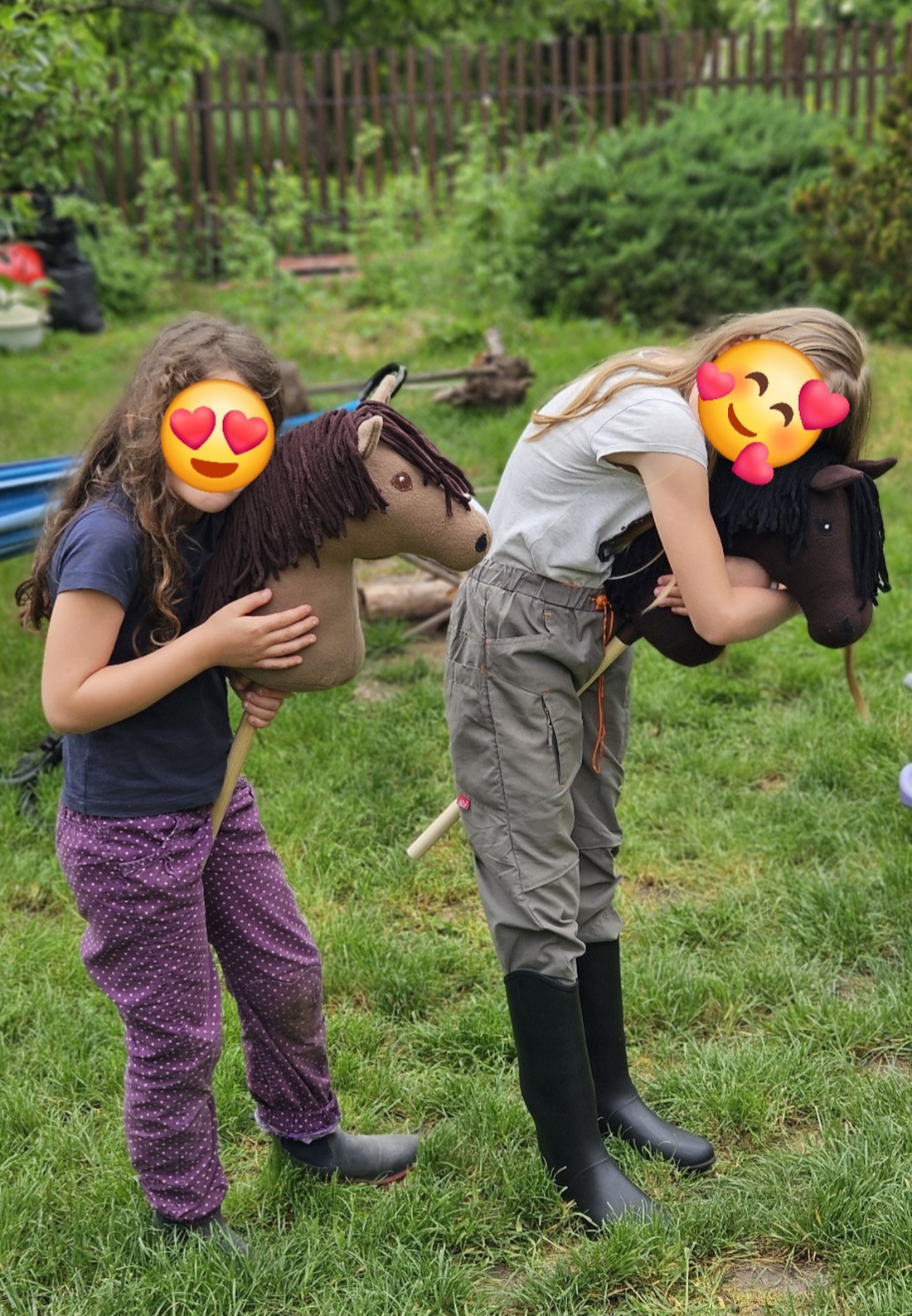 Ebony, calul trestiei. Hobby horse - jucării și echipamente pentru copii - jocuri de rol - Artynos.ro Ebony, calul trestiei. Hobby horse - jucării și echipamente pentru copii - jocuri de rol - Artynos.ro