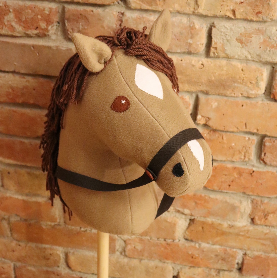 Bendegúz, calul trestiei, Hobby horse - jucării și echipamente pentru copii - jocuri de rol - Artynos.ro Bendegúz, calul trestiei, Hobby horse - jucării și echipamente pentru copii - jocuri de rol - Artynos.ro