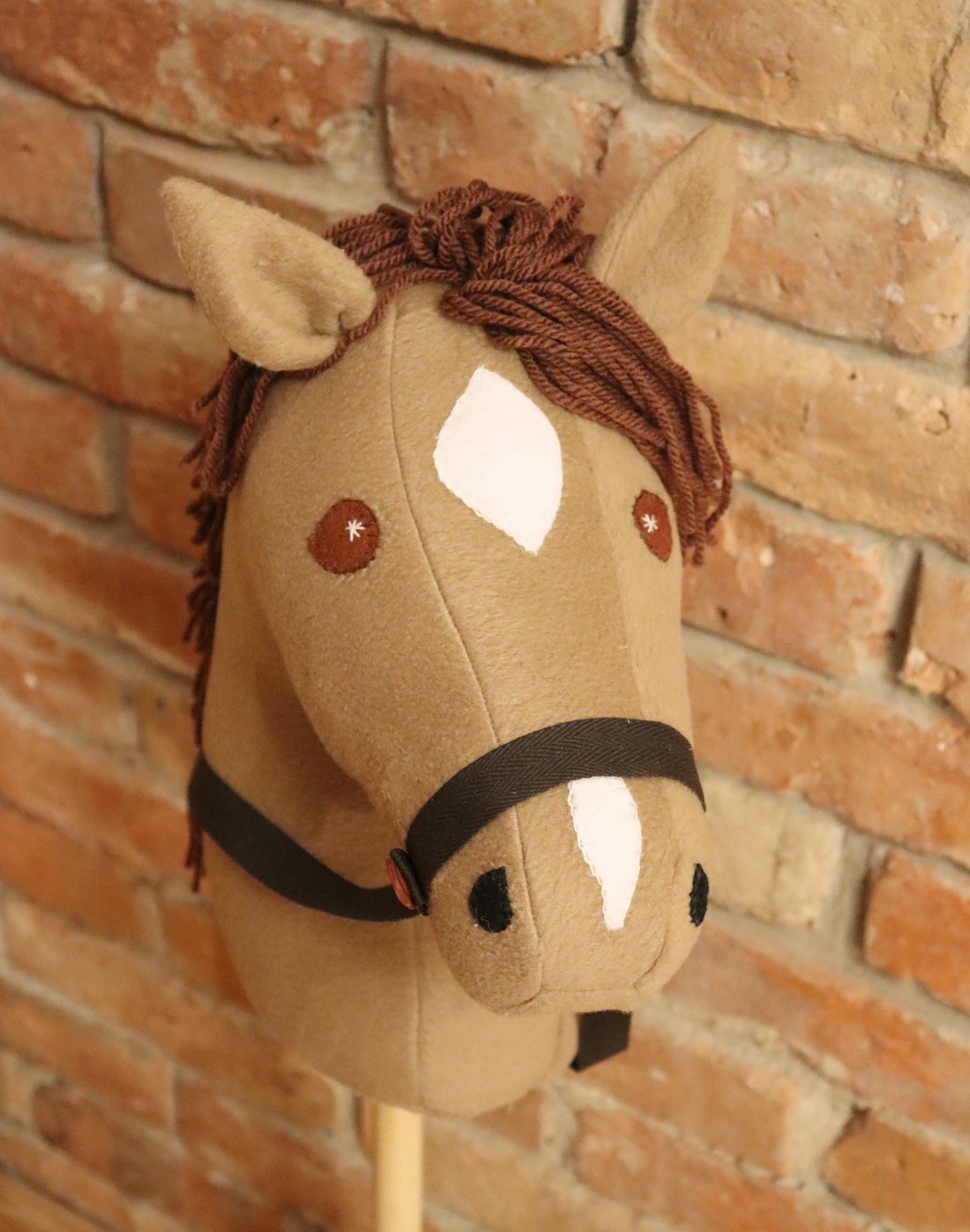 Bendegúz, calul trestiei, Hobby horse - jucării și echipamente pentru copii - jocuri de rol - Artynos.ro Bendegúz, calul trestiei, Hobby horse - jucării și echipamente pentru copii - jocuri de rol - Artynos.ro