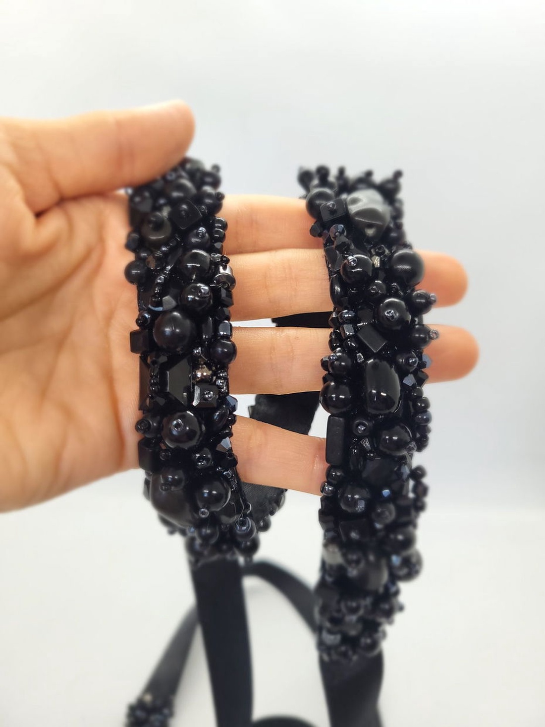 Brau handmade cu pietre negre, gri - accesorii nuntă - bijuterii mireasă - inele de logodnă, verighete - Artynos.ro Brau handmade cu pietre negre, gri - accesorii nuntă - bijuterii mireasă - inele de logodnă, verighete - Artynos.ro
