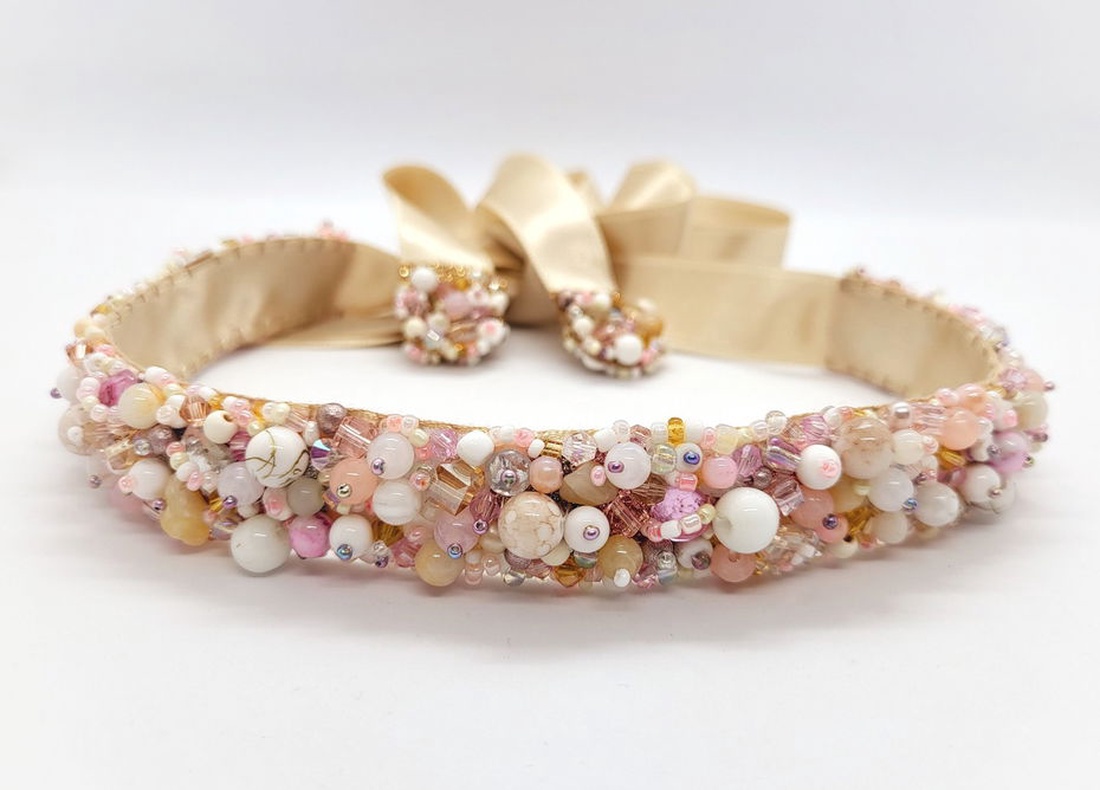 Brau handmade cu pietre pastelate, roz pudra, crem, albe - accesorii nuntă - bijuterii mireasă - inele de logodnă, verighete - Artynos.ro