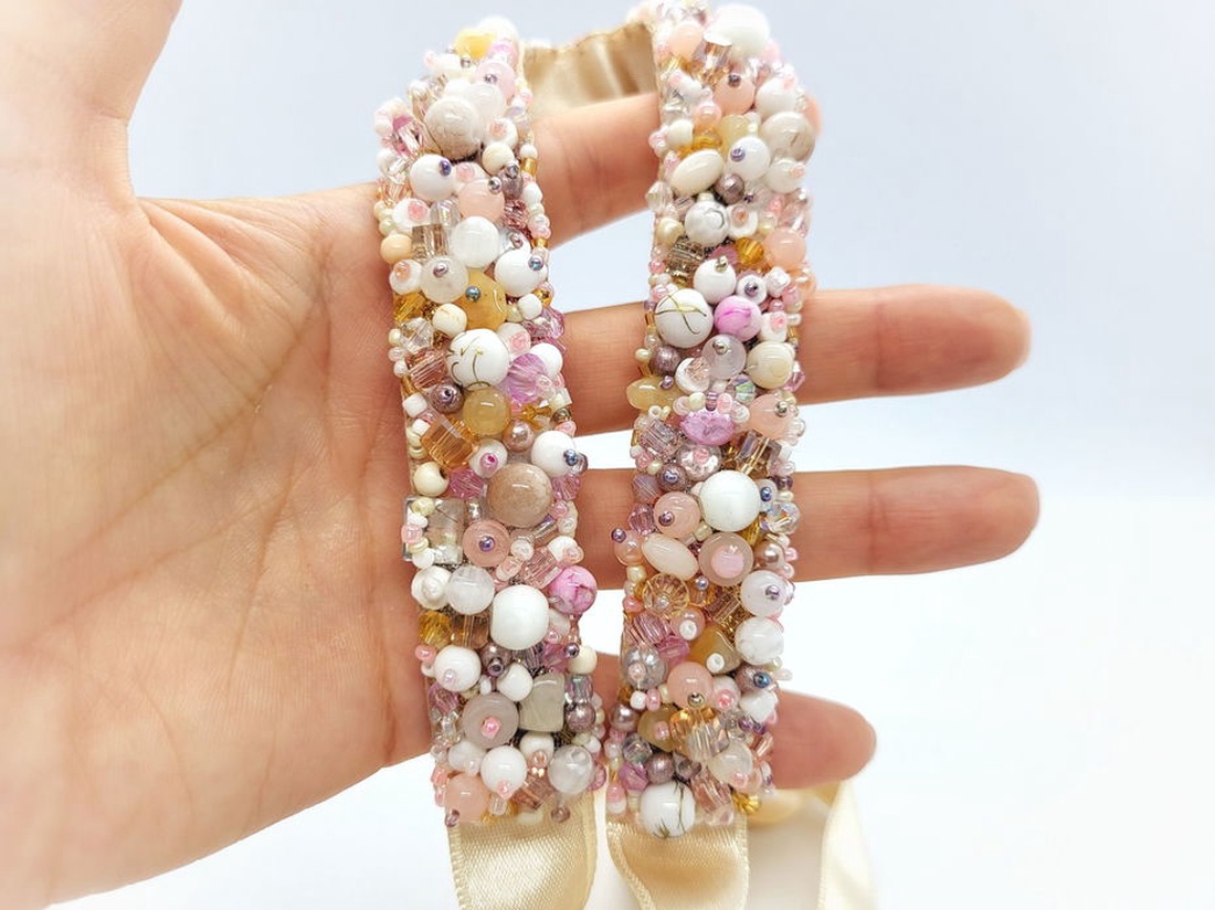 Brau handmade cu pietre pastelate, roz pudra, crem, albe - accesorii nuntă - bijuterii mireasă - inele de logodnă, verighete - Artynos.ro