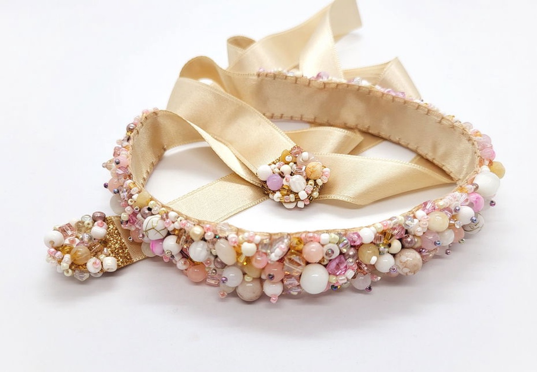 Brau handmade cu pietre pastelate, roz pudra, crem, albe - accesorii nuntă - bijuterii mireasă - inele de logodnă, verighete - Artynos.ro