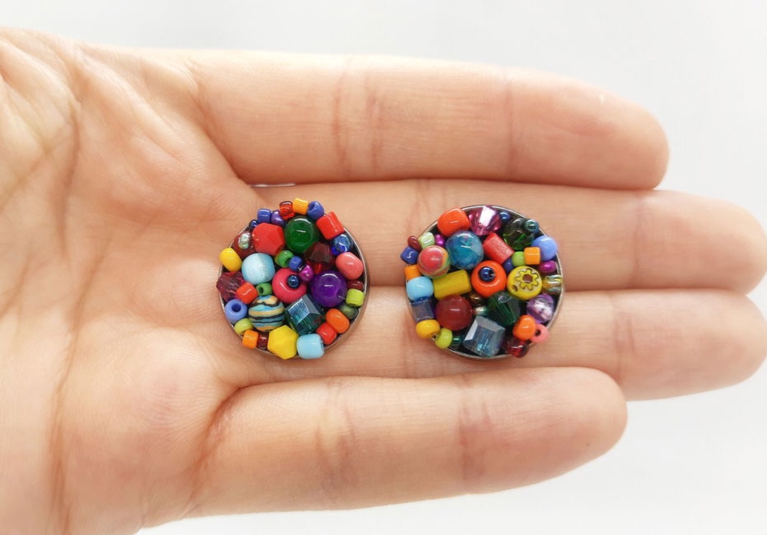Cercei cu pietre multicolore, curcubeu - bijuterii - cercei - cercei rotunzi - Artynos.ro