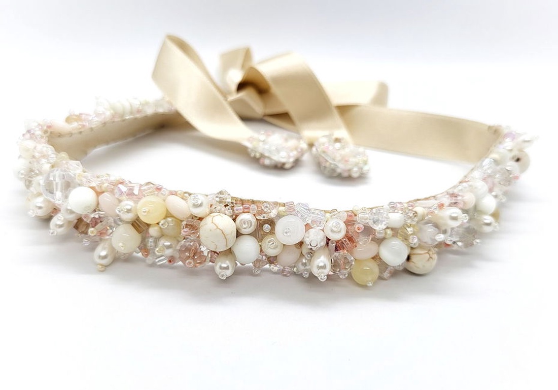 Brau handmade cu pietre albe, roz pudra, crem, bej - accesorii nuntă - bijuterii mireasă - inele de logodnă, verighete - Artynos.ro Brau handmade cu pietre albe, roz pudra, crem, bej - accesorii nuntă - bijuterii mireasă - inele de logodnă, verighete - Artynos.ro