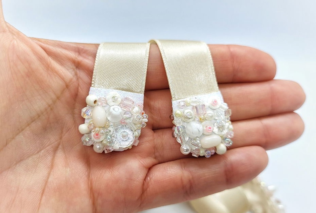 Brau handmade cu pietre albe, roz pudra, crem, bej - accesorii nuntă - bijuterii mireasă - inele de logodnă, verighete - Artynos.ro Brau handmade cu pietre albe, roz pudra, crem, bej - accesorii nuntă - bijuterii mireasă - inele de logodnă, verighete - Artynos.ro