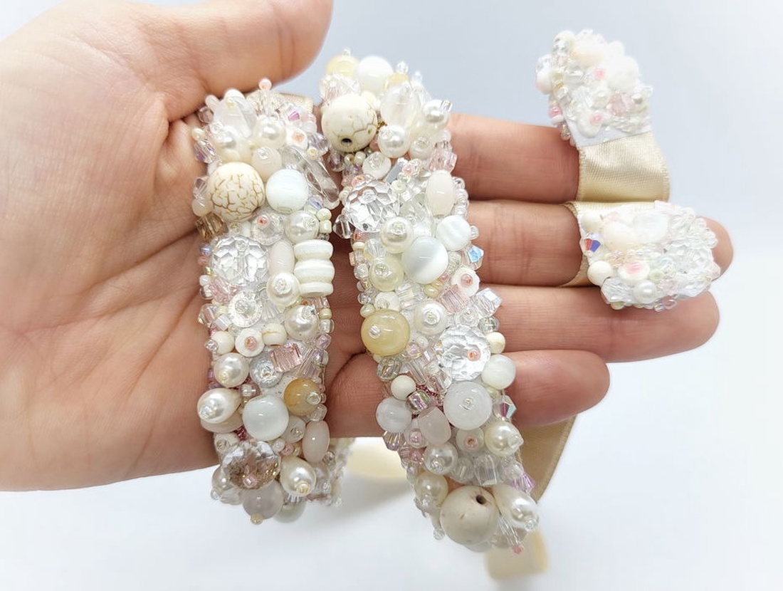 Brau handmade cu pietre albe, roz pudra, crem, bej - accesorii nuntă - bijuterii mireasă - inele de logodnă, verighete - Artynos.ro Brau handmade cu pietre albe, roz pudra, crem, bej - accesorii nuntă - bijuterii mireasă - inele de logodnă, verighete - Artynos.ro