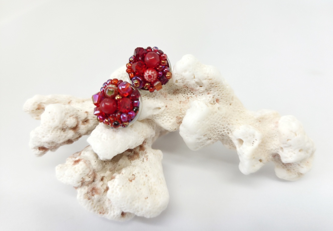 Cercei mici cu pietre rosii, Millefiori - - Artynos.ro Cercei mici cu pietre rosii, Millefiori - - Artynos.ro