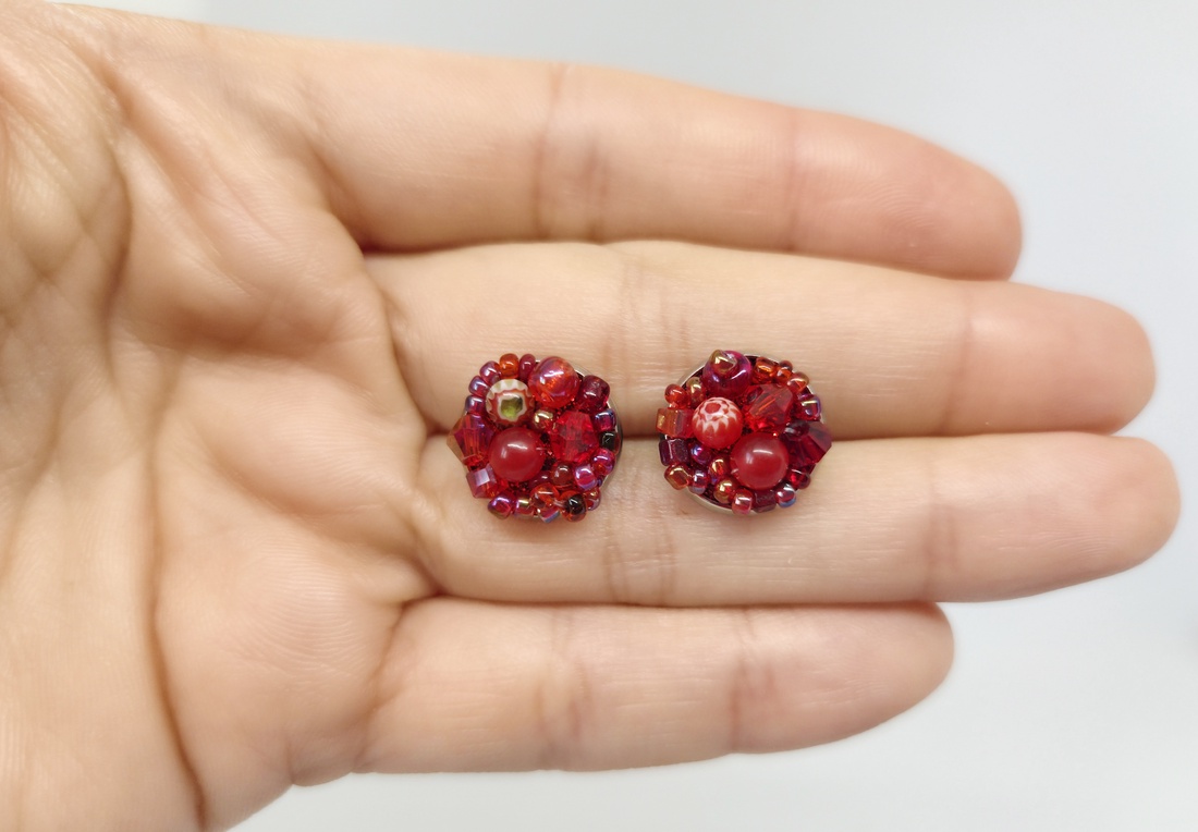 Cercei mici cu pietre rosii, Millefiori - - Artynos.ro Cercei mici cu pietre rosii, Millefiori - - Artynos.ro