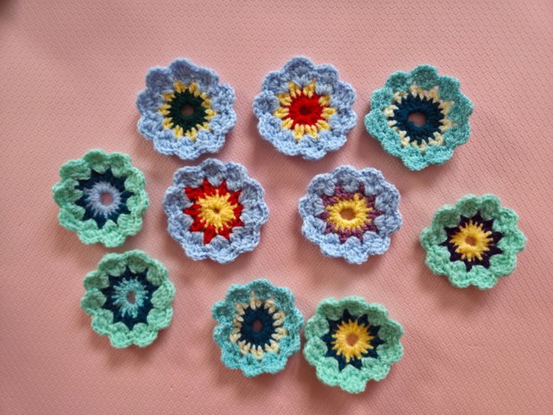 10x flori crosetate bleu, menta - casă & stil de viață - decorațiuni de casă - accesorii florale - flori la fir - Artynos.ro