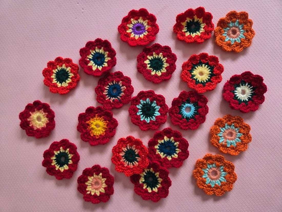 10x flori crosetate rosu, oranj - casă & stil de viață - decorațiuni de casă - accesorii florale - flori la fir - Artynos.ro