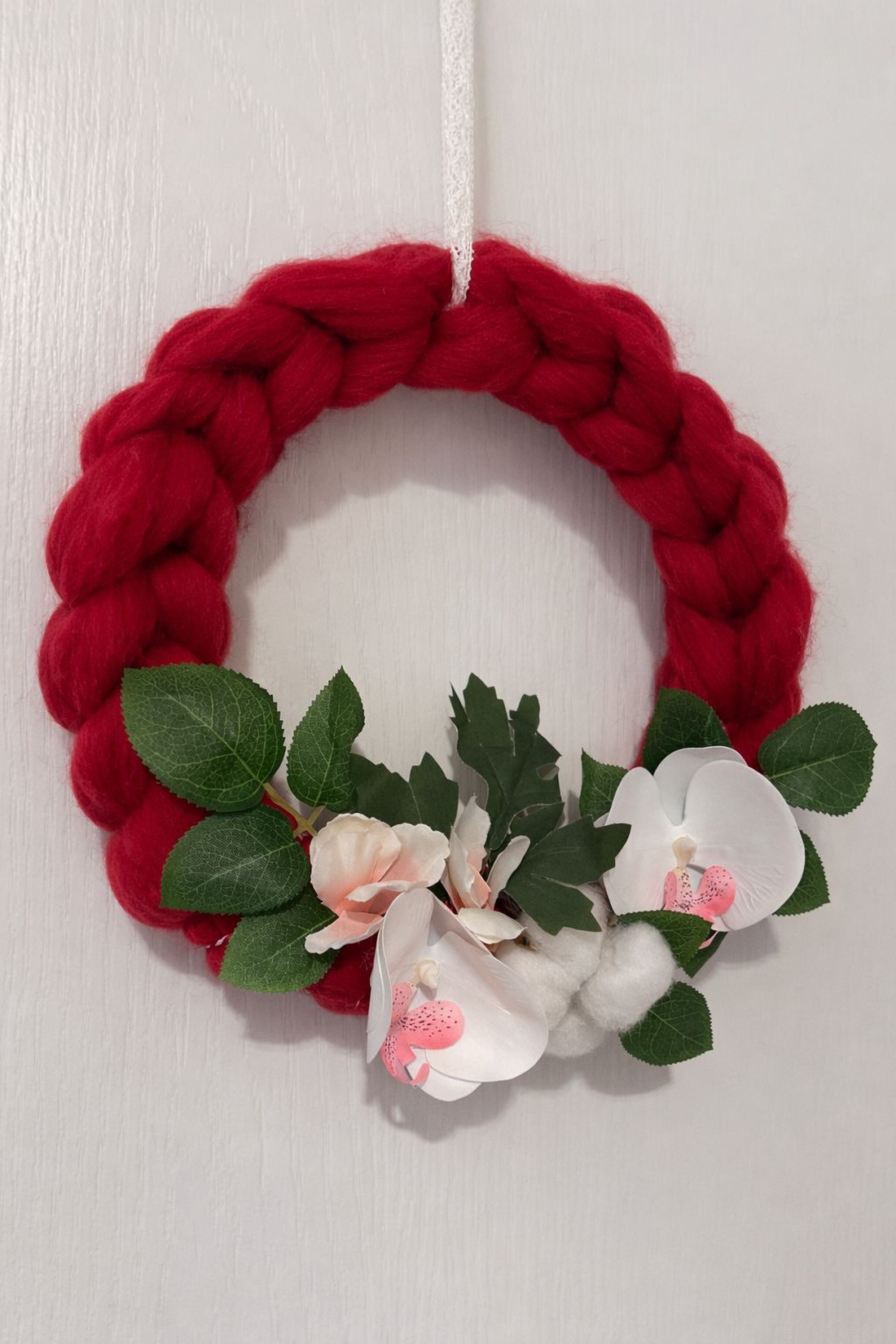 Coronita decorativa lucrata manual din lana merinos si decorata cu flori - casă & stil de viață - decorațiuni de casă - decorațiuni de geam și ușă - ornamente de ușă  - Artynos.ro