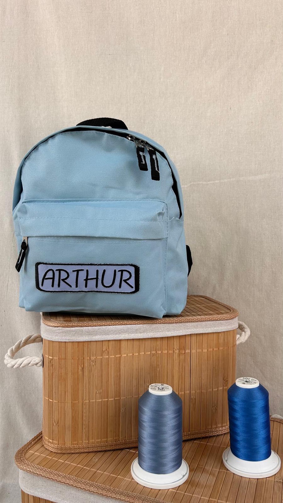 Ghiozdan personalizat brodat - jucării și echipamente pentru copii - saci și seturi pentru copii - ghiozdan pentru copii - Artynos.ro Ghiozdan personalizat brodat - jucării și echipamente pentru copii - saci și seturi pentru copii - ghiozdan pentru copii - Artynos.ro