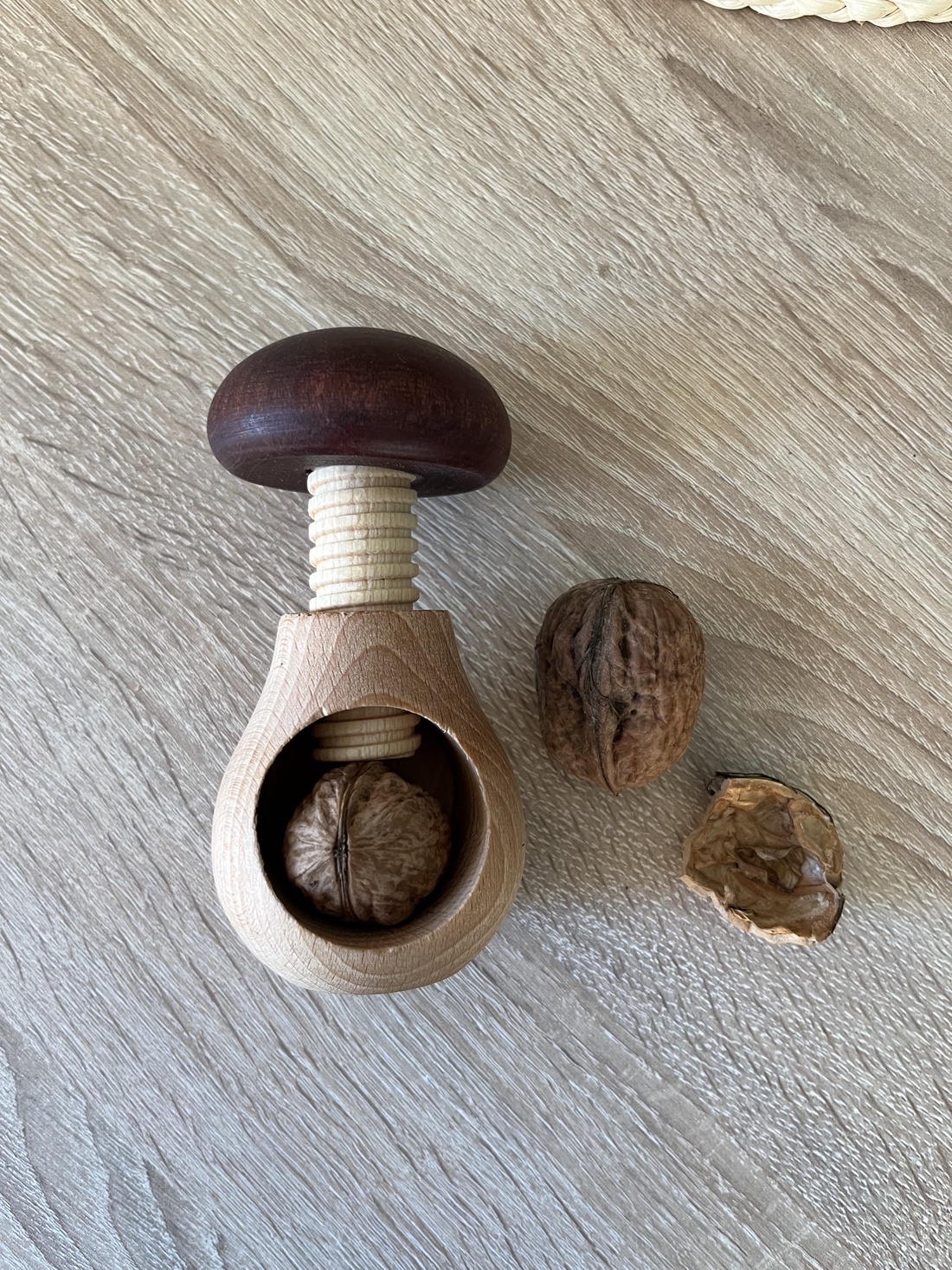 Spărgător de nuci - casă & stil de viață - accesorii pentru echipamente de bucătărie - accesorii de servire - boluri și farfurii din lemn, bol de servire - Artynos.ro Spărgător de nuci - casă & stil de viață - accesorii pentru echipamente de bucătărie - accesorii de servire - boluri și farfurii din lemn, bol de servire - Artynos.ro