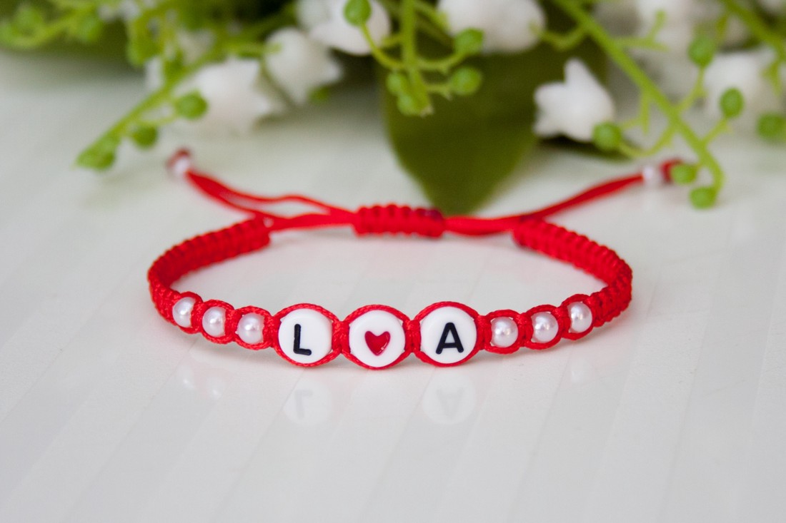 Brățară macramé împletită cu litere - Mărgele cu inimă roșie - - Artynos.ro Brățară macramé împletită cu litere - Mărgele cu inimă roșie - - Artynos.ro