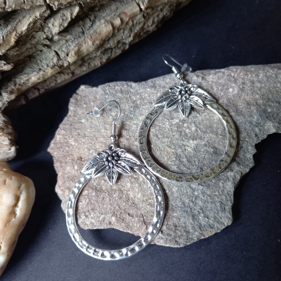 Cercei inelari decorați individual  - bijuterii - cercei - cercei hoops - Artynos.ro