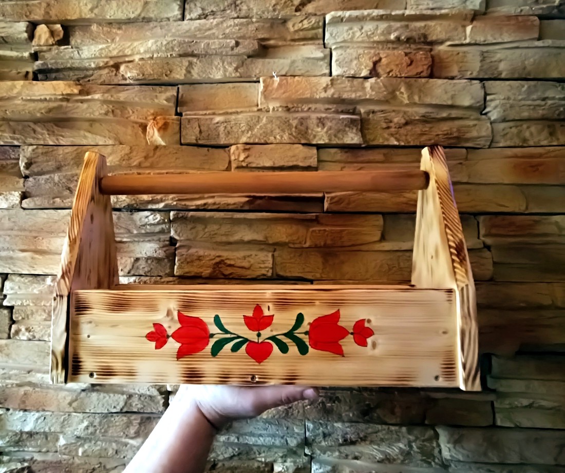 Cutie de flori din lemn cu lalele, lucrată manual - - Artynos.ro Cutie de flori din lemn cu lalele, lucrată manual - - Artynos.ro